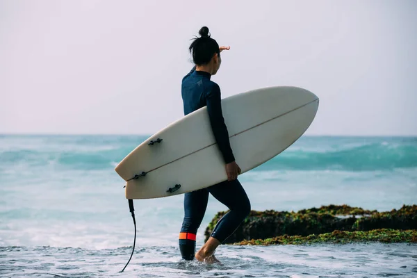 Žena Surfař Surf Bude Procházet Velké Vlny — Stock fotografie