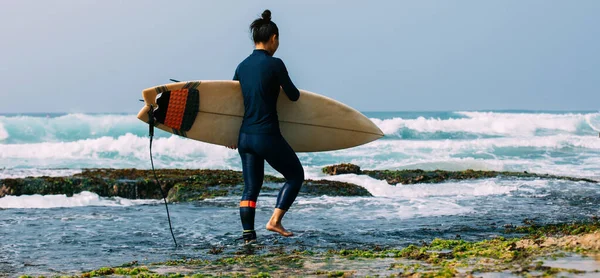 Vrouw Surfer Met Surfplank Gaan Surfen Grote Golven — Stockfoto