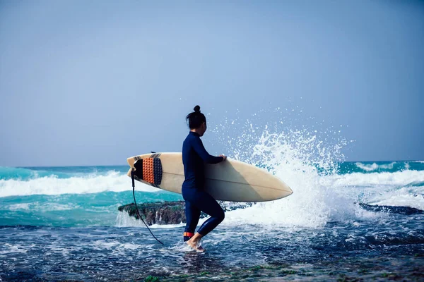 Surferin Mit Surfbrett Auf Den Großen Wellen — Stockfoto