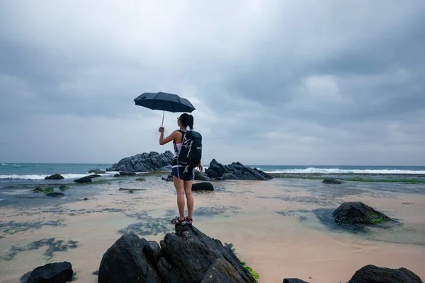 Vrouw Met Umbrealla Staan Storm Aan Zee — Stockfoto