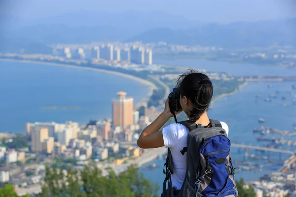 Ung Kvinna Hiker Foto Med Digital Kamera Bergstopp — Stockfoto