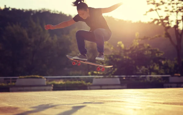市内の屋外スケートボーダースケートボード — ストック写真