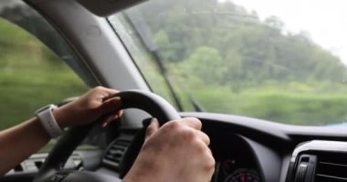 Kadın elleri direksiyonda, araba kullanma konsepti