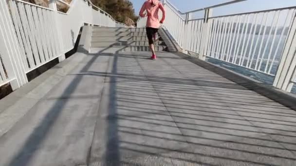Sportovní žena běží — Stock video