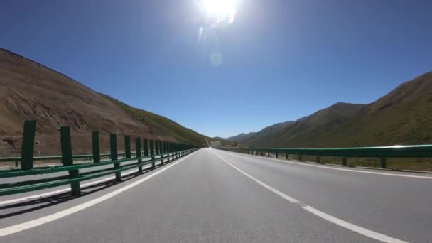 Blick Auf Leere Straße Den Bergen — Stockvideo