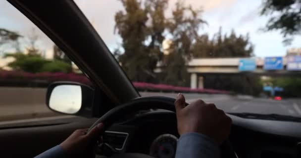 Frauenhand Lenkrad Auto Fahrkonzept — Stockvideo