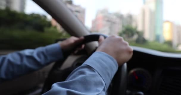 Vrouwelijke Handen Stuurwiel Auto Rijden Concept — Stockvideo