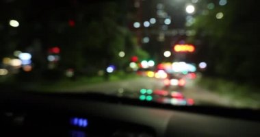 Gece şehrinde bulanık ışıklar, yol ışıkları