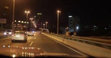 Gece vakti araba süren kadın.