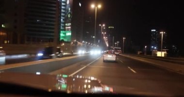 Gece vakti araba süren kadın.