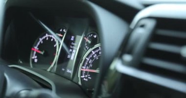 Şehir caddesinde araba sürüyor.