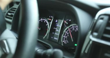 Şehir caddesinde araba sürüyor.