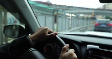 Direksiyon sürüş araba şehir sokak üzerinde ellerde