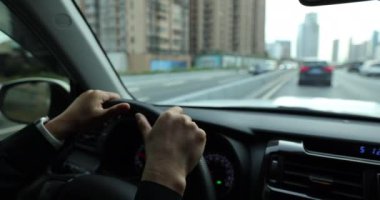 Direksiyon sürüş araba şehir sokak üzerinde ellerde