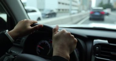 Direksiyon sürüş araba şehir sokak üzerinde ellerde