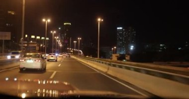 Gece vakti araba süren kadın.