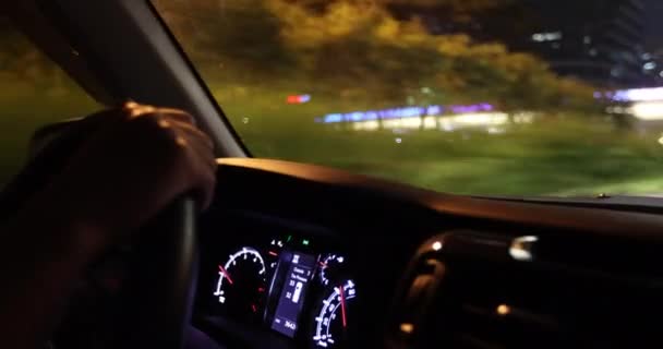 Kobieta Prowadzi Samochód Nocy — Wideo stockowe