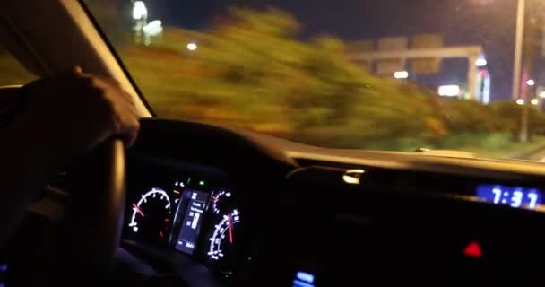 夜に女性が運転する車は — ストック動画