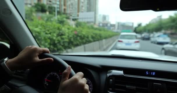 Χέρια Στο Τιμόνι Του Αυτοκίνητο Δρόμο Της Πόλης — Αρχείο Βίντεο