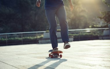 Kaykaycı şehir dışında kaykay yapıyor.