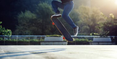 Kaykaycı şehir dışında kaykay yapıyor.