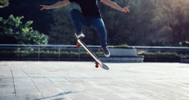 Kaykaycı şehir dışında kaykay yapıyor.