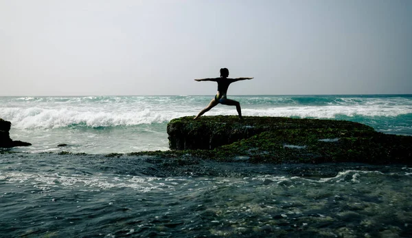 Frau Praktiziert Yoga Der Steilküste Mit Blick Auf Die Kommenden — Stockfoto