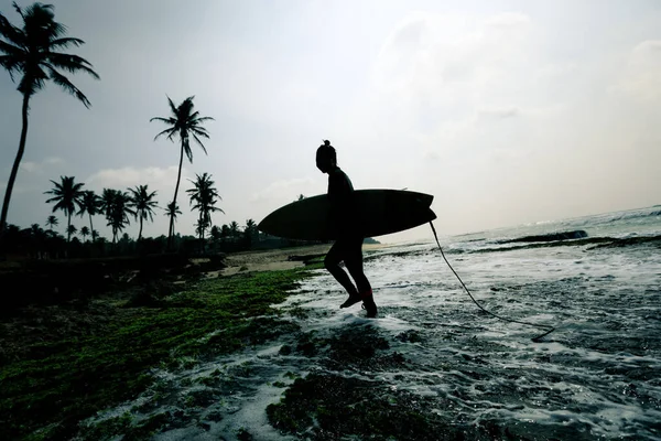 Femme Surfeuse Avec Planche Surf Surfer Sur Les Grandes Vagues — Photo