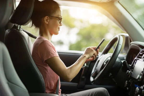 Žena Pomocí Smartphone Řízení Auto Východ Slunce Horské Silnici — Stock fotografie