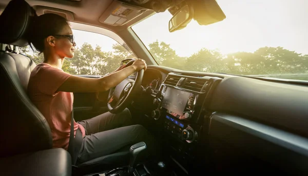 Žena Řízení Auto Východ Slunce Horské Silnici — Stock fotografie