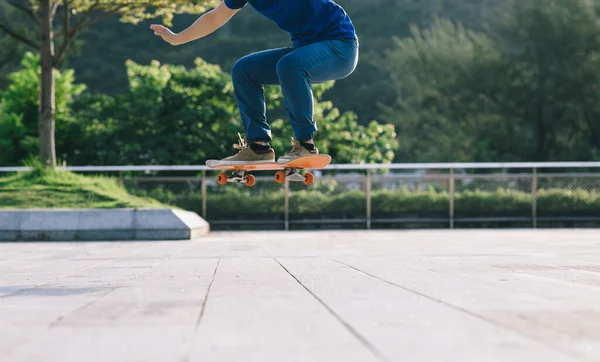 Skateboarder Skateboarden Buiten Stad — Stockfoto