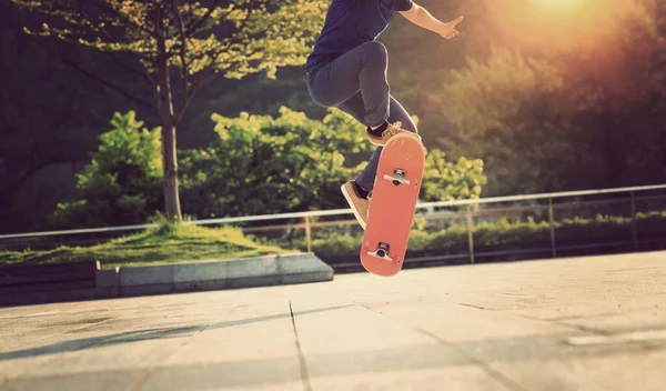 Skateboarder Skateboard Plein Air Ville — Photo