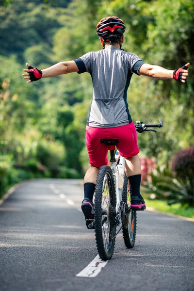 Žena Bez Rukou Cyklistika Stezce Tropického Parku Létě — Stock fotografie