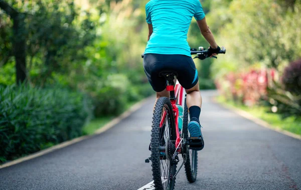 Mujer Ciclismo Sendero Del Parque Tropical Verano — Foto de Stock