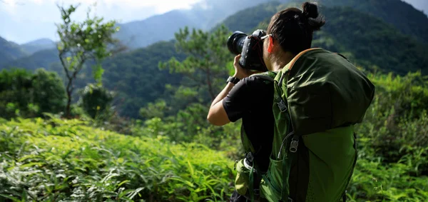 Femme Photographe Prenant Des Photos Dans Les Montagnes Été — Photo