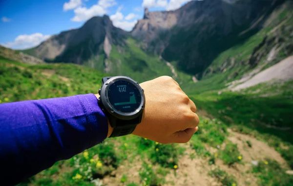 Caminante Cima Montaña Gran Altitud Comprobando Altímetro Reloj Deportivo —  Fotos de Stock