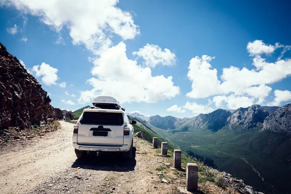 Mit Geländewagen Auf Berggipfel — Stockfoto