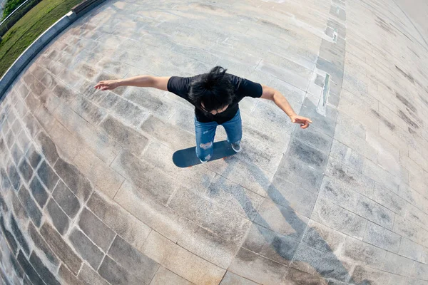 Mulher Asiática Skatista Skate Cidade Moderna — Fotografia de Stock