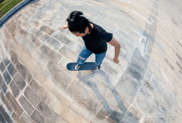 Asijské Ženy Skateboarder Skateboarding Moderním Městě — Stock fotografie