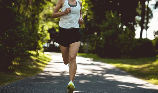 Fitness Kobieta Działa Słonecznym Tropikalnym Szlaku Parku — Zdjęcie stockowe