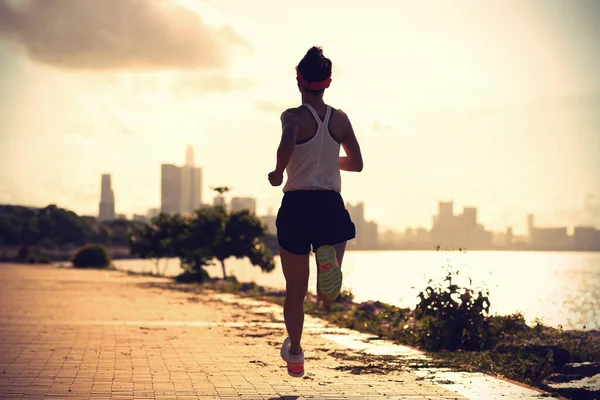 Mujer Fitness Corriendo Soleada Playa Tropical —  Fotos de Stock