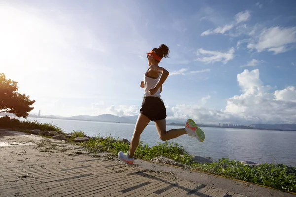 Mulher Fitness Correndo Beira Mar Tropical Ensolarado — Fotografia de Stock