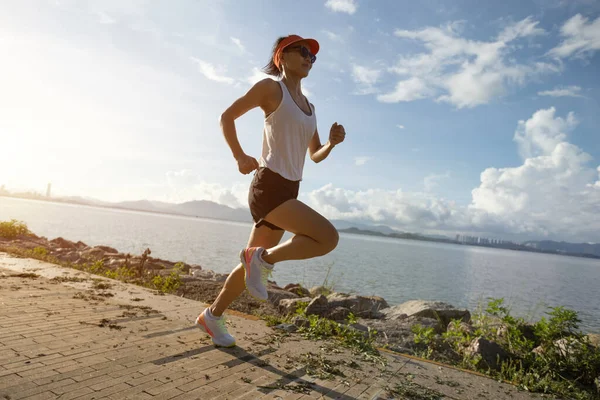 Mulher Fitness Correndo Beira Mar Tropical Ensolarado — Fotografia de Stock