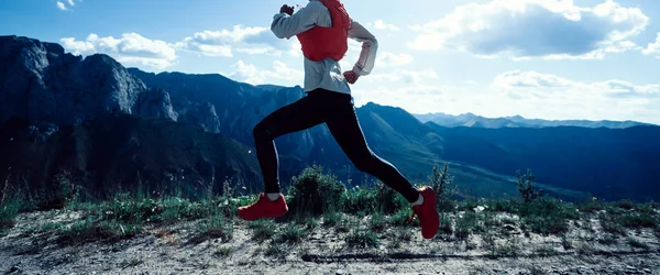 Corredor Senderos Mujer Corriendo Cima Montaña —  Fotos de Stock