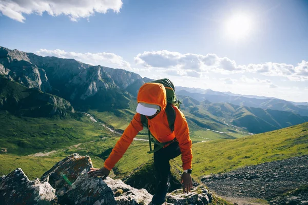 Mulher Bem Sucedida Mochileiro Caminhadas Pôr Sol Montanha Alpina Pico — Fotografia de Stock