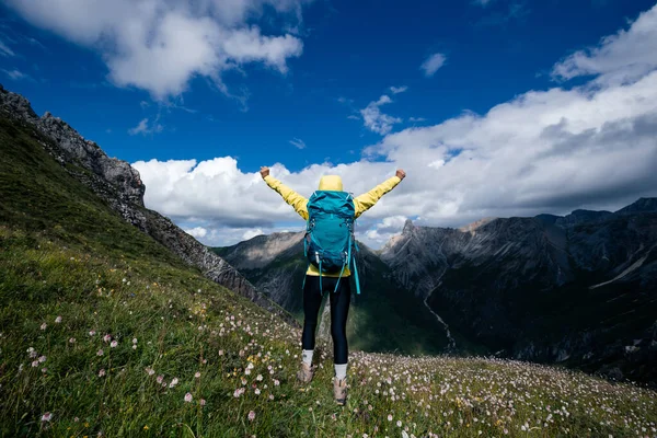 Successful Woman Backpacker Hiking Alpine Mountain Peak — Stock Photo, Image
