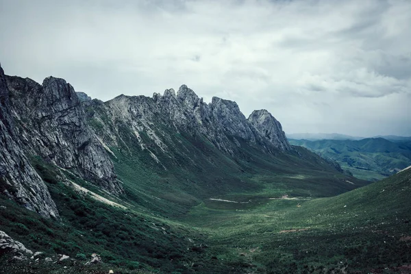 蓝天下的高山景观 — 图库照片