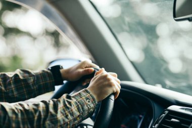 İnsanlar gün doğumunda dağ yolunda araba kullanıyorlar.