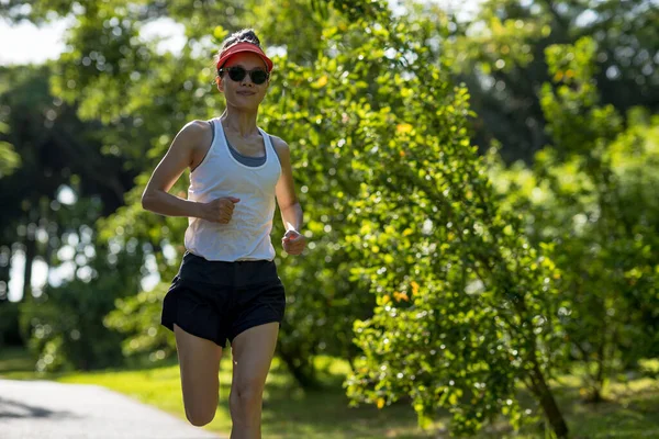 Fitness Kobieta Działa Słonecznym Tropikalnym Szlaku Parku — Zdjęcie stockowe