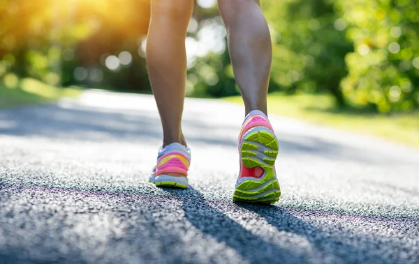 Fitness Žena Běžec Připraven Pro Běh Slunném Tropickém Parku — Stock fotografie